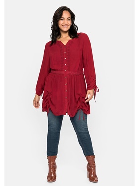 Продажа с доставкой наложенным платежом стильной удлиненной блузки с изящной вышивкой на полочке на онлайн выставке Апарт