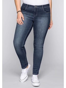 Продаются по доступной цене элитные джинсы подчеркивающего фигуру кроя с пятью карманами на выставке Апарт