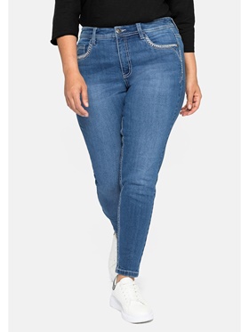 Продаются по доступной цене эксклюзивные джинсы подчеркивающего фигуру покроя с вышивкой и блестящими декоративными камушками на карманах на выставке Апарт