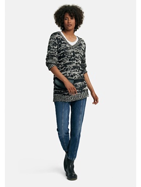 Покупка по выгодной цене удлиненного пуловера с эффектной комбинацией черных и белых нитей на онлайн распродаже Апарт