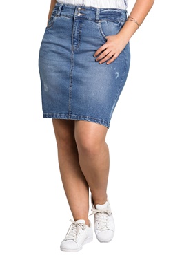 Предлагается с доставкой по России оригинальная укороченная джинсовая юбка с расположенными в передней части модными потертостями в аутлете Апарт