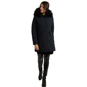 Сделать покупку оригинальной зимней куртки APART с удлиненным кроем на онлайн выставке Апарт