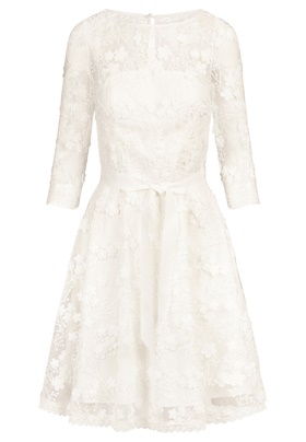 Продажа по выгодной цене брендового элегантного платья APARTиз кружевной ткани с 3-D эффектом на онлайн витрине Апарт