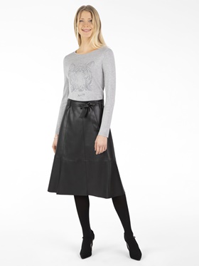Предлагается по доступной цене однотонная юбка с узкими шлевками на поясе на онлайн витрине Апарт
