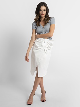 Купить недорого прямую по всей длине юбку с цельнокроеным поясом и рюшами по бокам на сайте Апарт