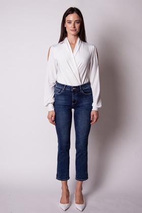Купить джинсы длиной 7/8 с боковыми непрорезными фигурными карманами с косым верхним краем и одинарной отстрочкой на сайте Апарт
