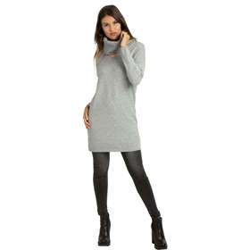 Оформить покупку трикотажного пуловера с широким V-образным вырезом в аутлете магазина Апарт