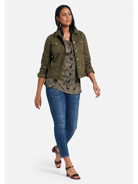 Предлагается со скидкой трендовая укороченная джинсовая куртка с накладными нагрудными карманами на онлайн витрине Апарт
