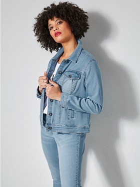 Продается популярная укороченная куртка из джинсового материала с декоративными нагрудными карманами на сайте Апарт