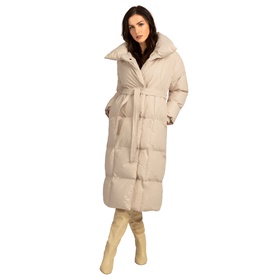 Предлагается по доступной цене стеганое пальто со слегка увеличенного размера в аутлете магазина Апарт