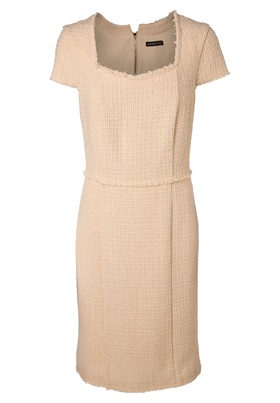Предлагается с гарантией качества прямое платье с рельефными вытачками на задних половинках на онлайн выставке Апарт
