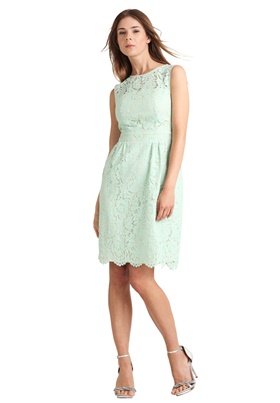 Продается стильное кружевное платье с молнией сзади по центру в аутлете магазина Апарт