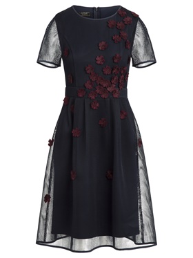 Предлагается с доставкой наложенным платежом однотонное платье с узкой высокой проймой в аутлете магазина Апарт