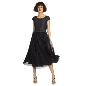 Предлагается по низкой цене стильное коктейльное платье APART с застежкой молнией на спинке на витрине Апарт