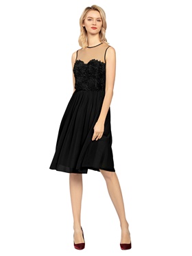 Приобрести по низкой цене коктейльное платье с декоративным разрезом на сайте Апарт