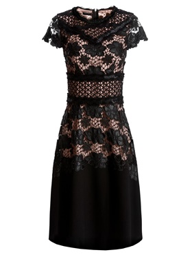 Приобрести с гарантией качества темное платье с прямыми рукавами из кружева на выставке Апарт