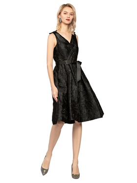 Купить с гарантией качества вечернее платье с цельнокроеным поясом в интернет-магазине Апарт