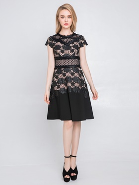 Предлагается дешево темное платье с застежкой на спинке в интернет-магазине Апарт